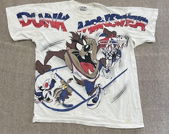 Camiseta vintage Tasmanian Demon Dunk masculina tamanho XL branca anos 90 Looney Tunes estampa completa