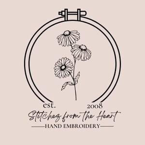 Puede incluir: Un logotipo con un dibujo lineal negro de tres margaritas dentro de un bastidor de bordado. El texto "est. 2008" y "Stitchez from the Heart - HAND EMBROIDERY" est&aacute;n debajo sobre un fondo rosa claro.