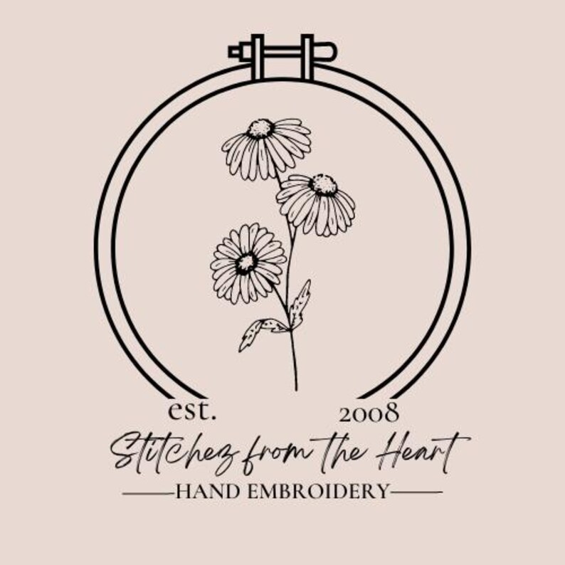 Puede incluir: Un logotipo con un dibujo lineal negro de tres margaritas dentro de un bastidor de bordado. El texto "est. 2008" y "Stitchez from the Heart - HAND EMBROIDERY" est&aacute;n debajo sobre un fondo rosa claro.