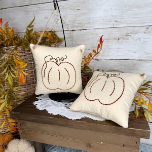 Cuscino decorativo a forma di zucca ricamato a mano, ideale per l'autunno in stile rustico.