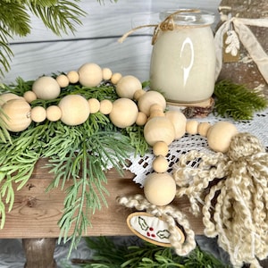 Guirlande de perles de Noël rustique avec broderie festive de houx et de baies