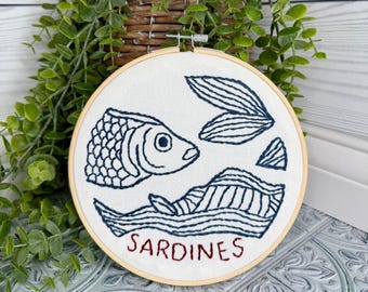 青い魚の刺繍キット。北欧デザイン。刺繍のウォールアート