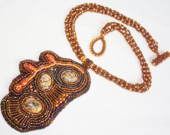 Cascata di autunno con leopardate Jasper Bead ricamati collana