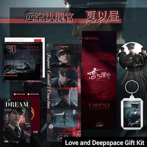Caleb Love and Deepspace Gift Kit, Themed Geschenkpaket, Geschenkbox für Fans, Schlüsselanhänger, Polaroid, Anstecknadel, Postkarte, Spiel Überraschungsset