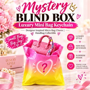 Puede incluir: Una caja misteriosa con un mini bolso llavero rosa brillante. El empaque es una bolsa con degradado rosa y amarillo con un corazón blanco y un signo de interrogación. El texto incluye Mystery Blind Box, Luxury Mini Bag Keychain y Small Bag, Big Joy!
