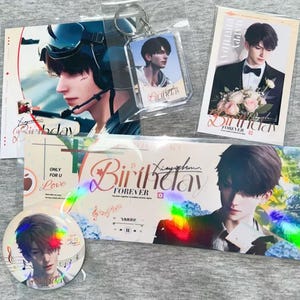 Kit cadeau d'anniversaire Caleb, Amour et espace lointain, Emballage cadeau à thème, Coffret cadeau pour les fans, Porte-clés, Polaroid, Épinglette, Carte postale, Ensemble surprise