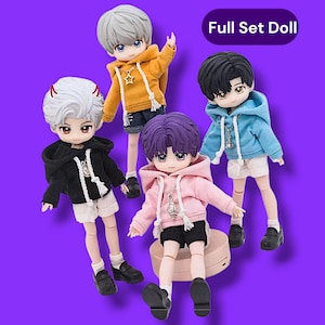 Pode incluir: Quatro bonecas de moda com diferentes cores de cabelo e roupas são exibidas em um fundo roxo. Cada boneca usa um moletom com capuz, shorts e sapatos. O texto "Full Set Doll" está em uma caixa branca no canto superior direito.