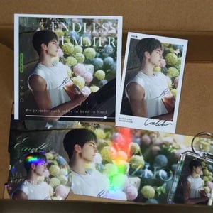Caleb Love and Deepspace Gift Kit, Themed Geschenkpaket, Geschenkbox für Fans, Schlüsselanhänger, Polaroid, Anstecknadel, Postkarte, Spiel Überraschungsset