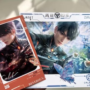 Caleb Love and Deepspace Gift Kit, Themed Geschenkpaket, Geschenkbox für Fans, Schlüsselanhänger, Polaroid, Anstecknadel, Postkarte, Spiel Überraschungsset