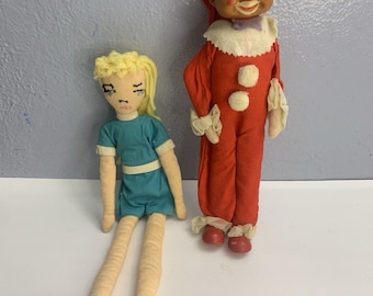 Payaso y muñeco de trapo vintage hechos a mano con cara de goma y pelo de lana, fabricados en EE. UU. en la década de 1960.