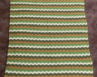 Vtg 70s Hippie Crochet Afghan Blanket Sunset Chevron Zigzag Green Orange 46x39"