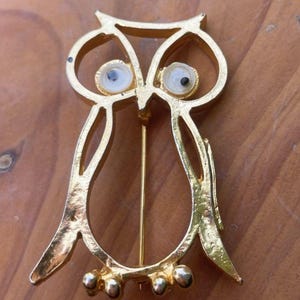 Vintage Signed MR. WE Owl Figural Brooch Pin Googly Moveable Eyes Gold Tone 2"H