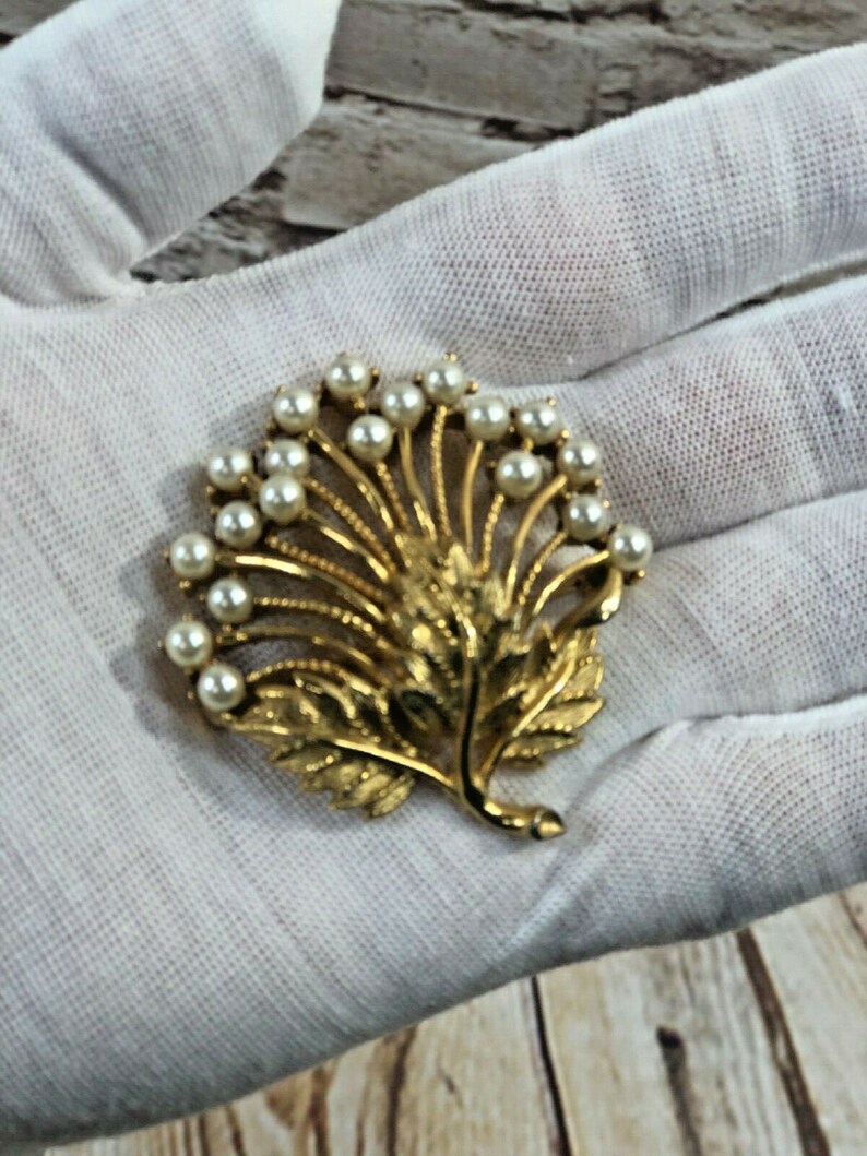 vtg signed LISTNER faux pearl gold tone spray pin brooch