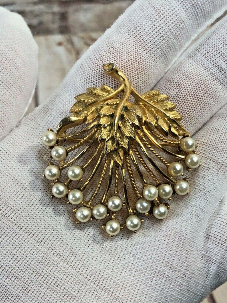 vtg signed LISTNER faux pearl gold tone spray pin brooch
