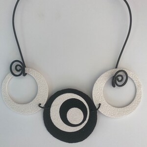 Black & White discs necklace immagine 2