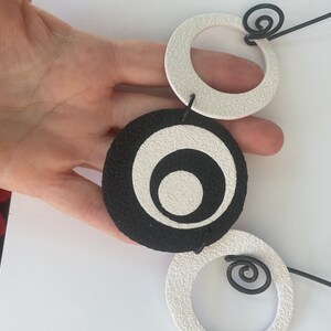 Black & White discs necklace immagine 3