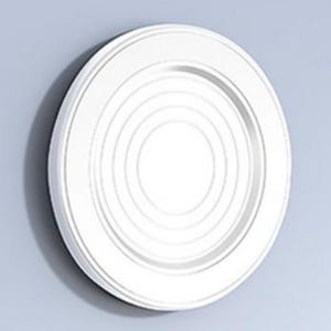 Peut inclure: Une plaque murale décorative blanche et circulaire avec un motif de cercles concentriques. La plaque a un bord extérieur en relief et une série d'anneaux encastrés vers le centre. La plaque est fixée sur un mur bleu clair, projetant une ombre.