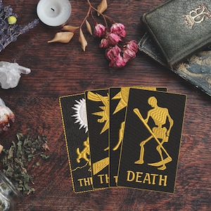 Schwarz und Gold digitalisierter Tarot Death Card Embroidery Patch - Gothic, Okkultes, Witchy Design für Kleidung und Accessoires