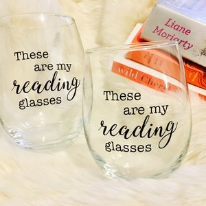 dit zijn mijn leesbrillen wijnglazen SET VAN 2 grappig cadeau voor moeder, oma, boekenclub, bibliotheek, leraar, boekenwurm, lezer afbeelding 3