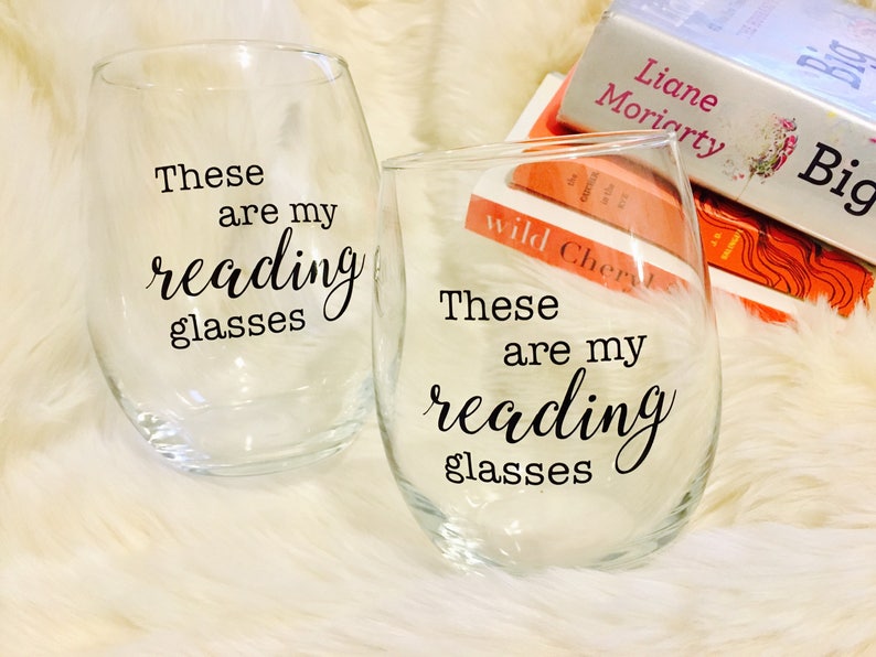 dit zijn mijn leesbrillen wijnglazen SET VAN 2 grappig cadeau voor moeder, oma, boekenclub, bibliotheek, leraar, boekenwurm, lezer afbeelding 3