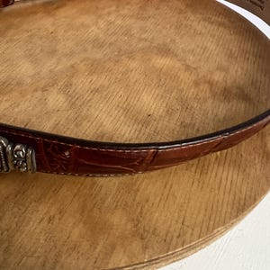 Puede incluir: Un letrero de madera r&uacute;stica con el texto "Welcome to our home" en letras blancas. El letrero presenta un acabado envejecido y un dise&ntilde;o sencillo y acogedor, ideal para la entrada.