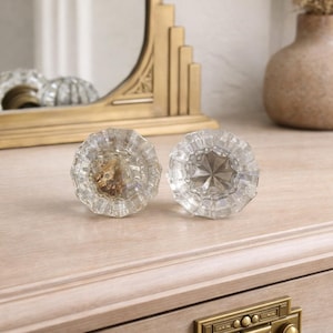 Conjunto de maçanetas de vidro antigas, ferragens recuperadas, colar de latão, decoração arquitetônica vintage, reutilização.