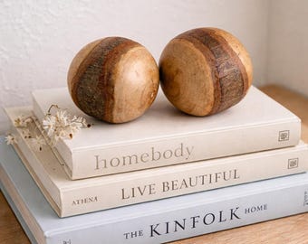 Esculturas decorativas de orbe de madera de caoba de Anthropologie, juego de 2