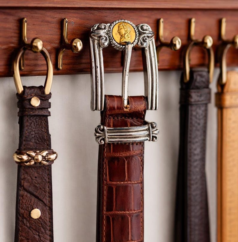 Cinturón vintage de la colección del Museo de Brighton: piel con relieve de cocodrilo y hebilla con medallón de moneda romana. imagen 1