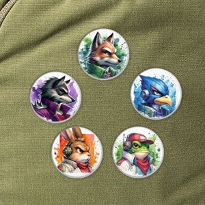 Puede incluir: Cinco pines redondos con fondos de acuarela coloridos que presentan personajes del videojuego Star Fox. Los personajes son Fox McCloud, Falco Lombardi, Peppy Hare, Slippy Toad y Krystal.