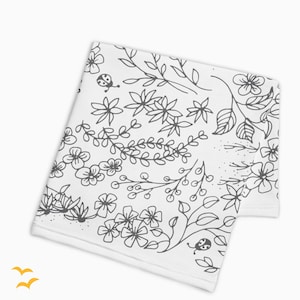 Może przedstawiać: Biały materiał z czarno-białym wzorem kwiatowym. Wzór zawiera kwiaty, liście i biedronki.