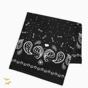 Könnte beinhalten: Schwarzes Bandana mit einem weißen Paisley-Muster, Knochen- und Pfotenabdruck-Akzenten und einem kleinen Herz in der Mitte.
