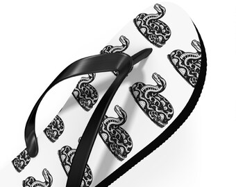 Chanclas con estampado de serpiente: zapatos cómodos para el verano