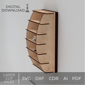 Könnte beinhalten: Ein Wandregal aus Holz mit einem geschwungenen Design und sechs Ablagen. Das Regal ist aus hellem Holz mit einer dunkelbraunen Umrandung. Das Regal ist an einer weißen Wand montiert.