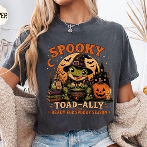 Häxa Groda Halloween-tröja, Spooky Cottagecore Comfort Colors Tee