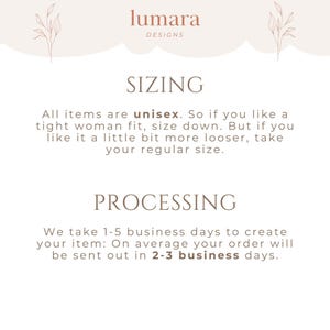 K&ouml;nnte beinhalten: Eine wei&szlig;e Grafik mit dem Text "lumara DESIGNS" oben, gefolgt von "SIZING" und "PROCESSING". Der Abschnitt zur Gr&ouml;&szlig;enbestimmung gibt an, dass die Artikel unisex sind. Der Abschnitt zur Bearbeitung gibt an, dass Bestellungen 2-3 Werktage f&uuml;r den Versand ben&ouml;tigen.