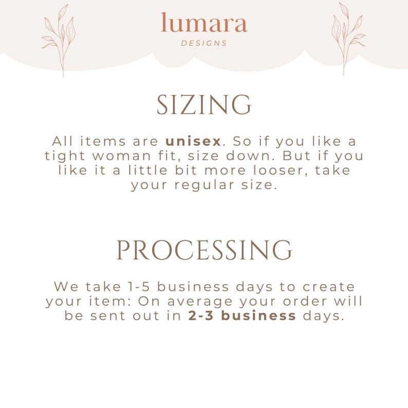 K&ouml;nnte beinhalten: Eine wei&szlig;e Grafik mit dem Text "lumara DESIGNS" oben, gefolgt von "SIZING" und "PROCESSING". Der Abschnitt zur Gr&ouml;&szlig;enbestimmung gibt an, dass die Artikel unisex sind. Der Abschnitt zur Bearbeitung gibt an, dass Bestellungen 2-3 Werktage f&uuml;r den Versand ben&ouml;tigen.