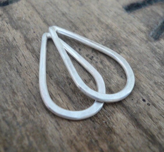 Moyenne forgée à la main Sterling argent argent argent goutte - fait à la main. Forgé à la main. 22 mm. 1 paire e22cac Moyenne forgée à la main Sterling argent argent argent goutte - fait à la main. Forgé à la main. 22 mm. 1 paire e22cac