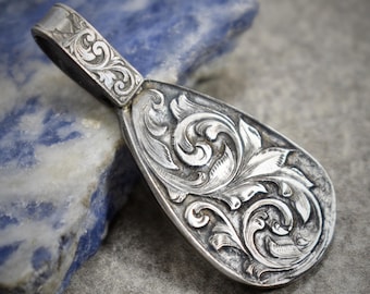 Colgante de plata de ley con grabados y motivos ornamentales de estilo Art Nouveau vintage.