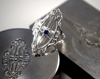 Anello Art Déco in argento sterling con filagrana segato a mano con spinello lab blu zaffiro