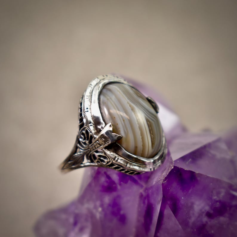 Anillo victoriano de plata de ley con filigrana y vástago en T, con ágata del Lago Superior tallada a mano imagen 7