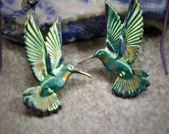 Pendientes colgantes de colibrí estilo Art Nouveau, hechos a mano en niobio verde brillante, azul y dorado.