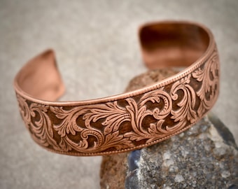 Brazalete de cobre macizo con grabados y volutas, imitación del estilo Art Nouveau.
