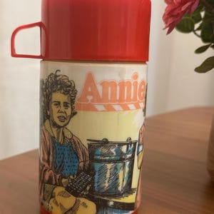 Thermos en plastique Aladdin de collection « Annie » vintage 1981 avec couvercle