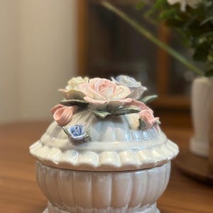 Grande boîte à bibelots blanc irisé vintage - Porcelaine, céramique, fleurs roses et appliqué ruban, bord festonné avec couvercle