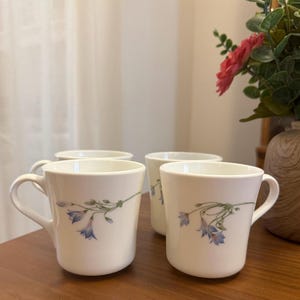 Zestaw 4 zabytkowych kubków Corelle „Blue Dusk” w kolorze białym z kwiatami dzwonków Corning NY