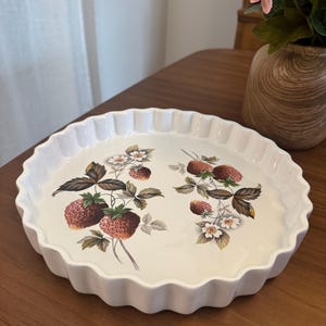 Vintage Strawberry & Leaves Ceramic Bakeware Quiche Pie Plate- 10”