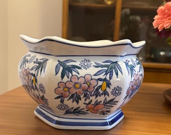 Doniczka ceramiczna w kolorze białym i niebieskim w kwiaty w kolorze różowym, dekoracyjna, sześciokątna, z falbaniastym brzegiem i niebieskimi paskami