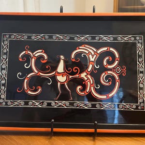 Vintage Flying Horse Mid Centur Aziatische zwart-oranje lak decoratief dienblad met handgrepen