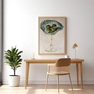 Puede incluir: Una pintura al agua de un cuenco de vidrio con tres aceitunas verdes sobre una mesa de madera con una silla y una planta en una maceta blanca.