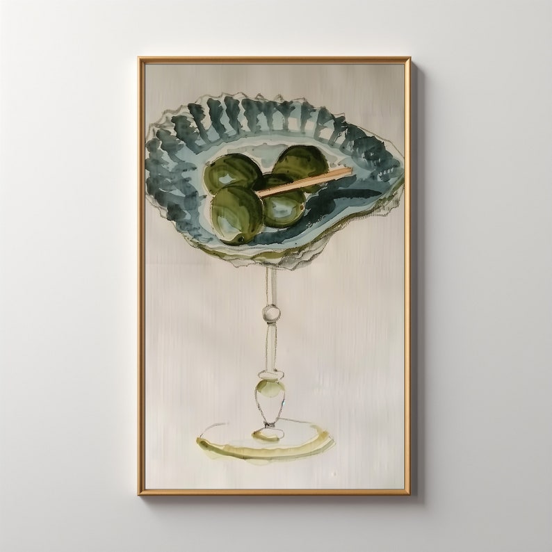 Puede incluir: Una pintura de acuarela de un pedestal de vidrio con un cuenco en forma de concha azul y blanco que contiene tres aceitunas verdes. Las aceitunas est&aacute;n ensartadas en un palillo de dientes de madera.